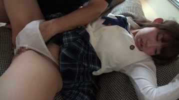 制服エッチしましょっ!制服が似合いすぎる彼女は、大の年上好き!「毎日ベッドで可愛がってもらってます…。」 ひなた蓮 シーン画像